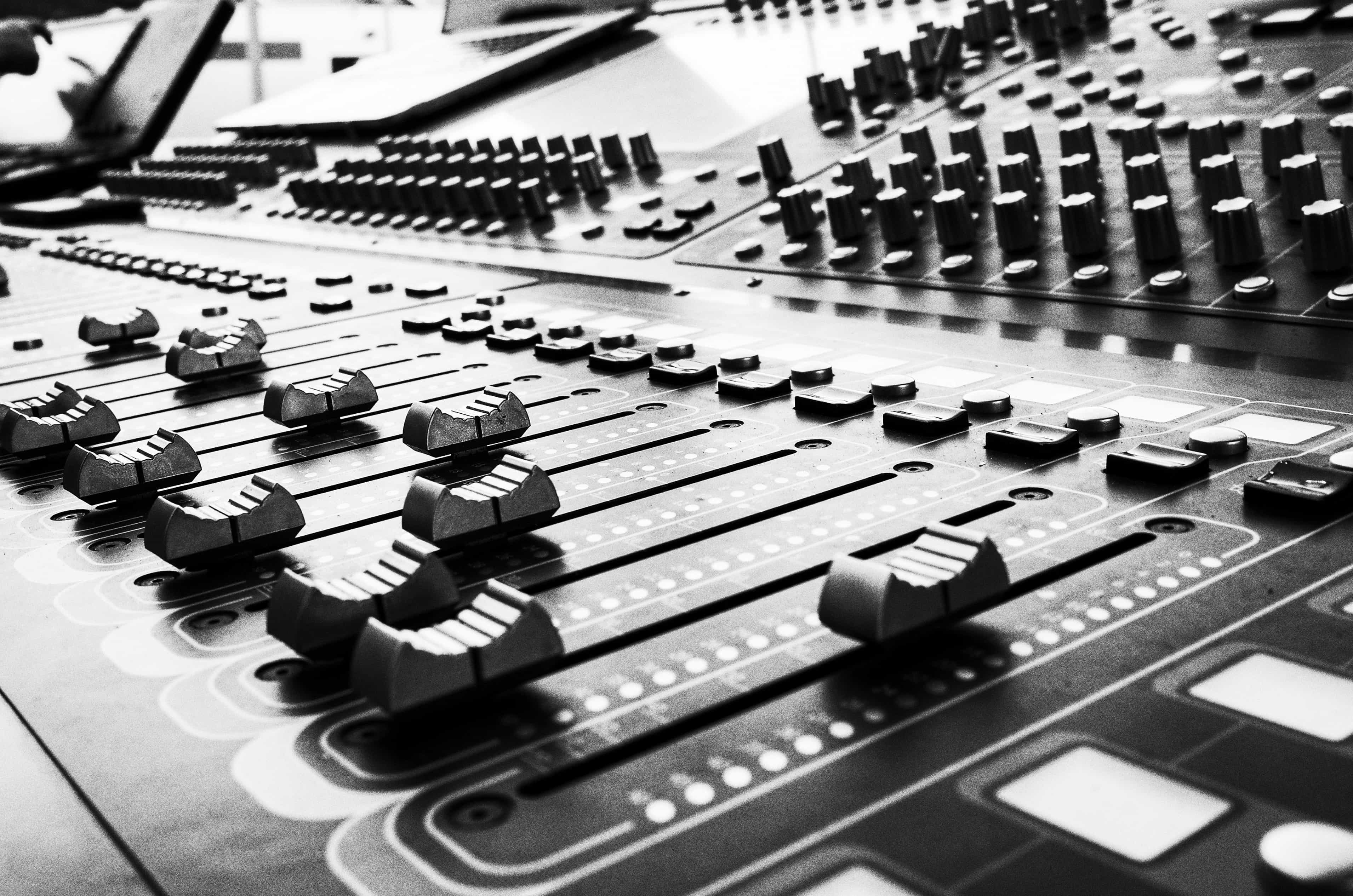 Audio mixing console